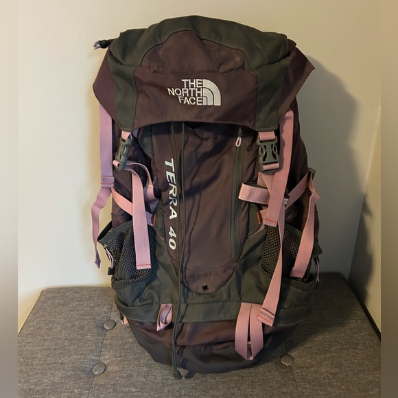 40l backpack patagonia Black Hole Duffel Black/Black Choose this travel bag spo-default Color:SRCL_Solar Roller: Classic Tan Buy Women's Osprey London
